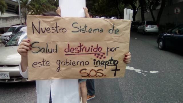 Médicos de Carabobo protestan por condiciones del sistema de salud en Venezuela // Foto @rafaelrumbosgil