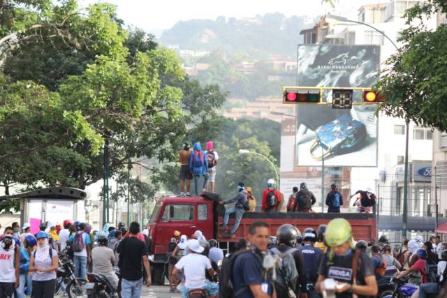 Manifestantes Encapuchados Utilizaron Camión Para Trancar La Avenida Sur Altamira Fotos
