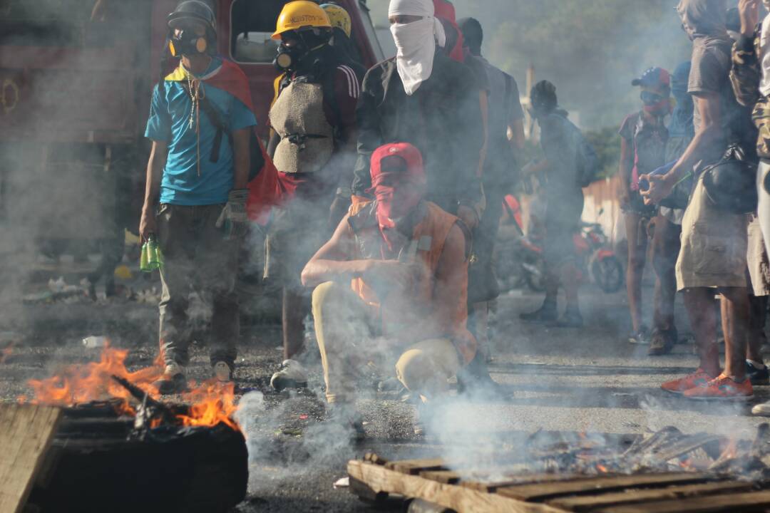 Manifestantes encapuchados utilizaron camión para trancar la avenida Sur Altamira (+FOTOS)