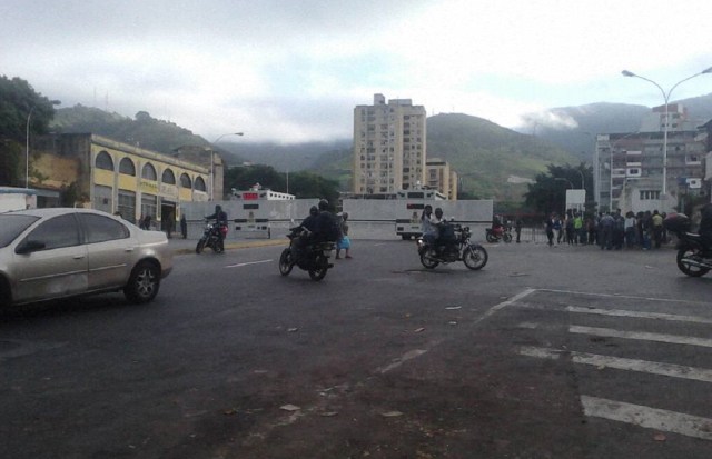 Cierre de la Avenida Baralt con pared de seguridad de la GNB / Foto cortesía Radio Canal