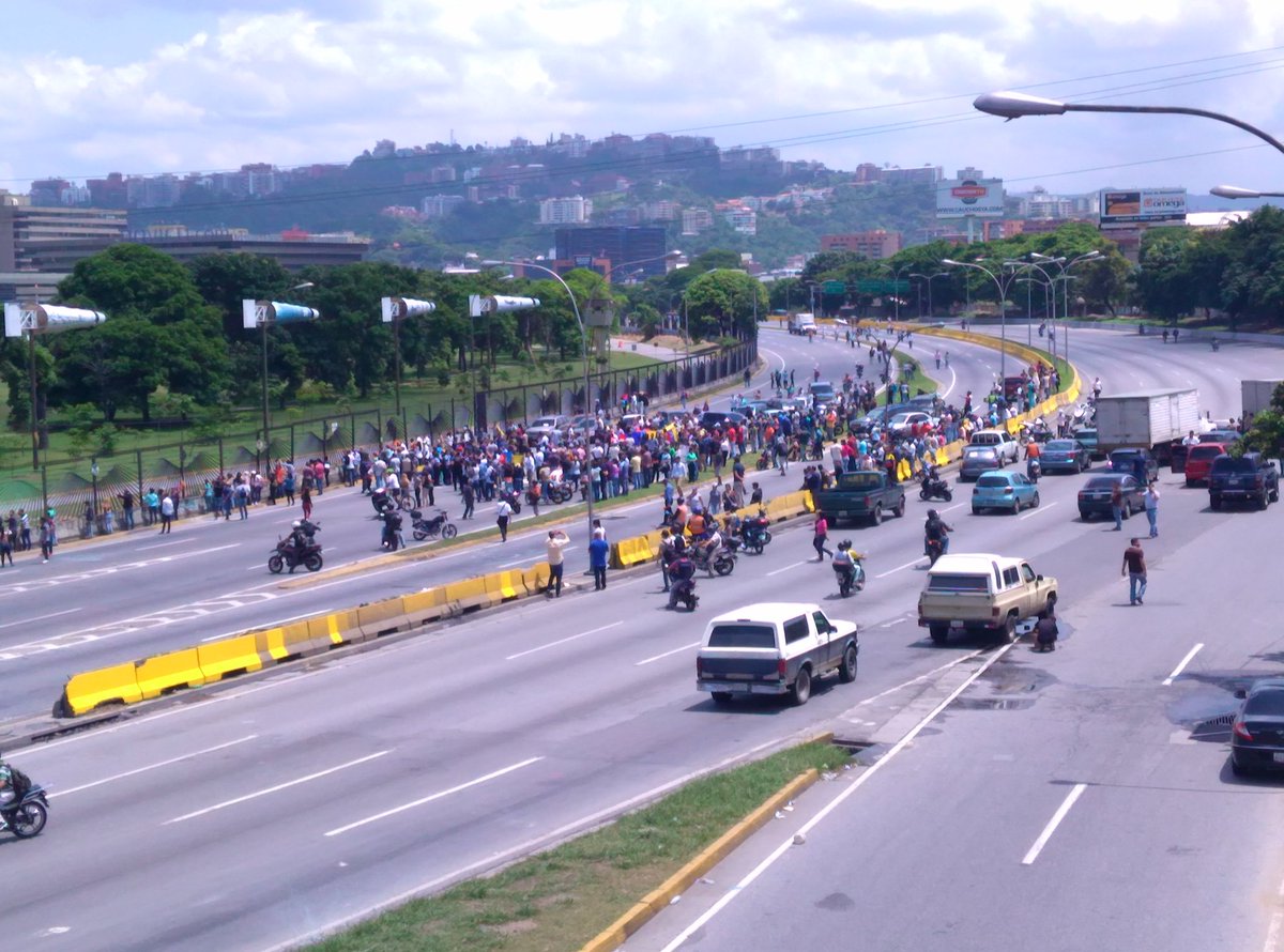 Realizan “cacerolazo” y trancazo en La Carlota (Video)