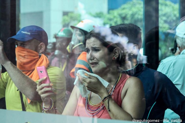 Mientras el régimen reprime, la resistencia se le planta a Maduro en la calle. Foto: Régulo Gómez / LaPatilla.com