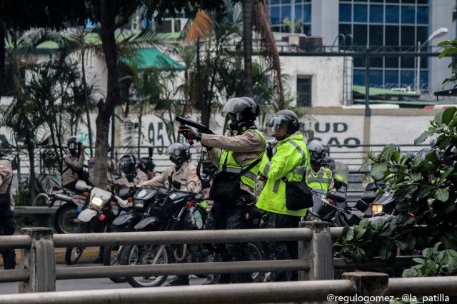 Mientras el régimen reprime, la resistencia se le planta a Maduro en la calle. Foto: Régulo Gómez / LaPatilla.com