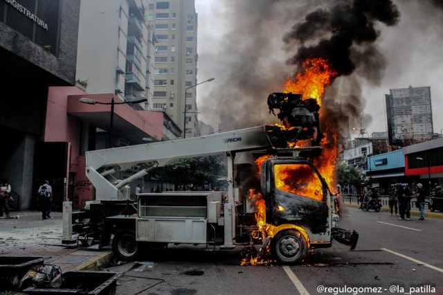 Mientras el régimen reprime, la resistencia se le planta a Maduro en la calle. Foto: Régulo Gómez / LaPatilla.com