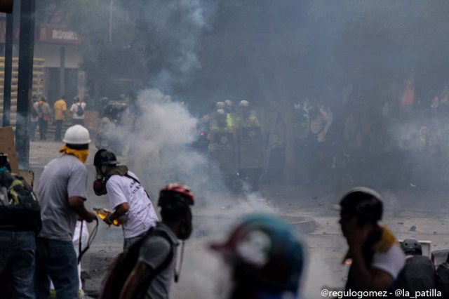 Mientras el régimen reprime, la resistencia se le planta a Maduro en la calle. Foto: Régulo Gómez / LaPatilla.com