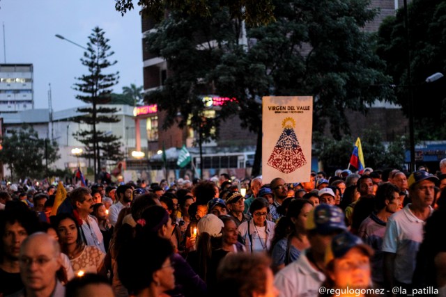 Oposición se concentró en Parque Cristal para homenajear a los caídos. Foto: Régulo Gómez / LaPatilla.com