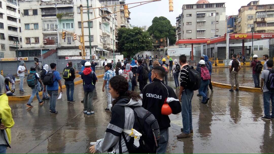 Estudiantes de la UCV realizan trancazo bajo la lluvia #28Jun