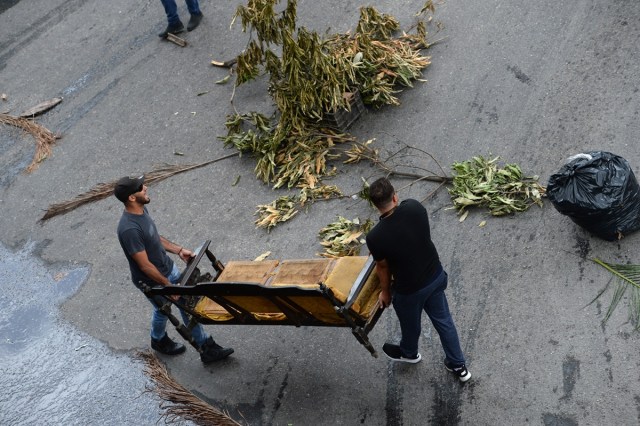 Venezuelan opposition activists block an avenue during a protest in Caracas on July 10, 2017. Venezuela hit its 100th day of anti-government protests Sunday, amid uncertainty over whether the release from prison a day earlier of prominent political prisoner Leopoldo Lopez might open the way to negotiations to defuse the profound crisis gripping the country. / AFP PHOTO / Federico Parra