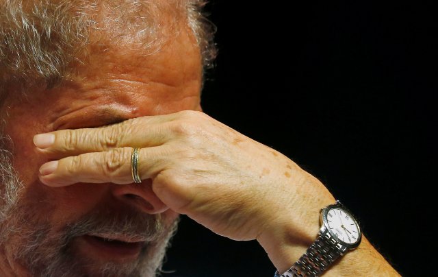 FILE PHOTO: Brazil's former president Luiz Inacio Lula da Silva attends an event with workers' unions leaders against the privatization of Brazilian state companies and against Brazil's interim President Michel Temer, in Rio de Janeiro, Brazil, June 6, 2016. REUTERS/Ricardo Moraes/File Photo