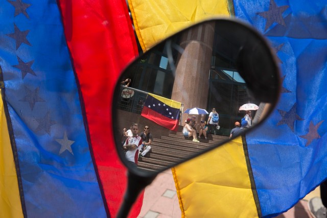 CAR216. CARACAS (VENEZUELA), 09/07/2017. Opositores venezolanos protestan hoy, domingo 9 de julio de 2017, en Caracas (Venezuela). La alianza opositora Mesa de la Unidad Democrática (MUD) llamó hoy a sus partidarios en Caracas para concentrarse en el este de la ciudad a propósito de completarse 100 días en protesta en contra del Gobierno del presidente venezolano, Nicolás Maduro. Esta manifestación no solo se da a 100 días del inició de las protestas, es también la primera manifestación de protesta pública de los opositores luego de que ayer se diera el traslado de Leopoldo López de la prisión militar dónde se encontraba recluido desde hace más de tres años, a arresto domiciliario. EFE/Helena Carpio