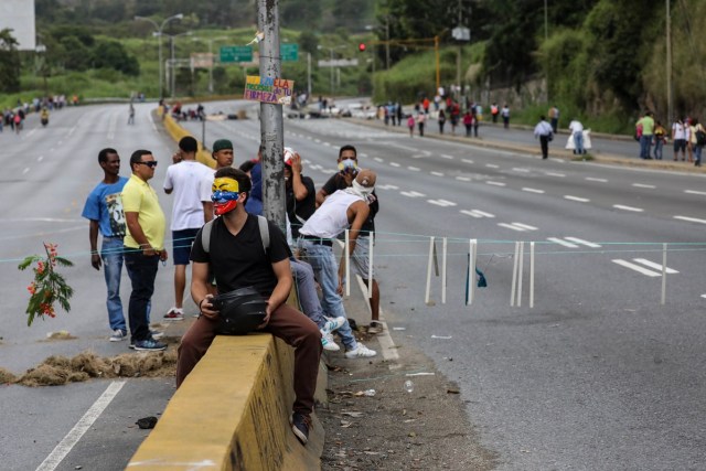 CAR03. CARACAS (VENEZUELA), 10/07/2017.- Manifestantes participan en un "trancazo" hoy, lunes 10 de julio de 2017, en Caracas (Venezuela). Los opositores venezolanos atendieron hoy a la convocatoria de realizar un "trancazo" de calles en todo el país contra la "dictadura" que se espera se extienda por diez horas, después de que la alianza antichavista intentara reducir esta protesta a solo dos horas. EFE/Miguel Gutiérrez