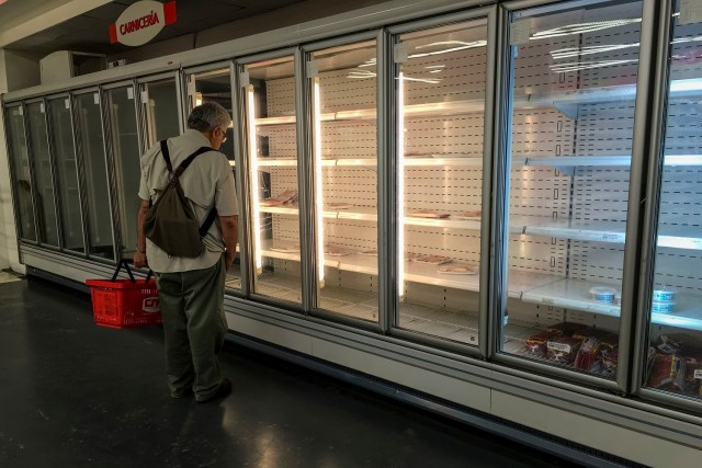 CAR24. CARACAS (VENEZUELA), 24/07/2017.- Personas buscan alimentos en un supermercado con estanterías parcialmente vacíos hoy, lunes 24 de julio de 2017, en Caracas (Venezuela). Numerosos supermercados de Caracas cerrarán hoy con más estanterías vacías de lo habitual después de que los habitantes de la capital hicieran acopio de alimentos y otros productos básicos ante el paro general contra el Gobierno que la oposición convocó para el miércoles y el jueves. EFE/MIGUEL GUTIÉRREZ