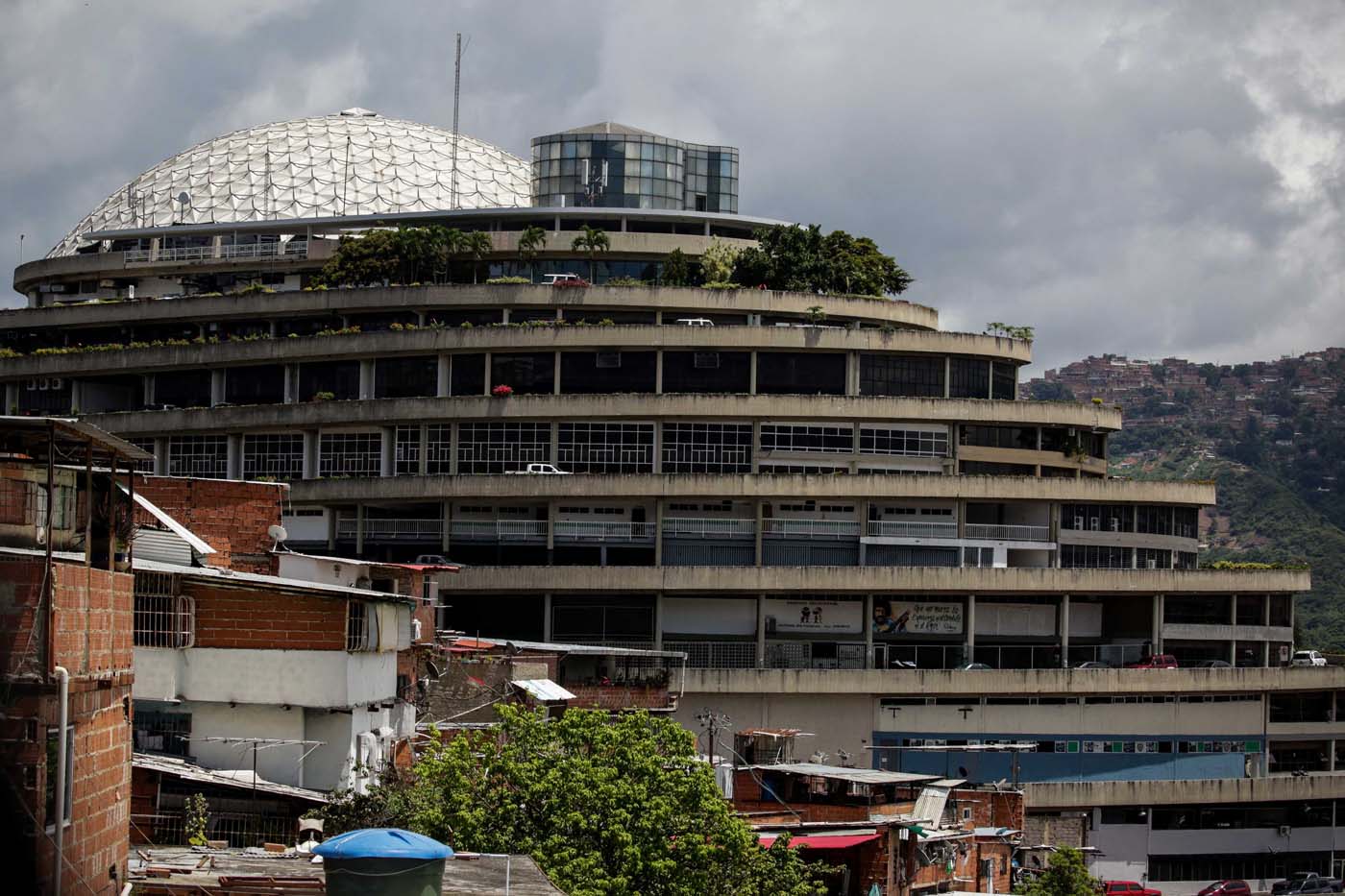 Огромный еле влазит. Геликоид (Каракас). Торговый центр в Каракасе. Торговый центр в Венесуэле. Архитектура Венесуэлы.