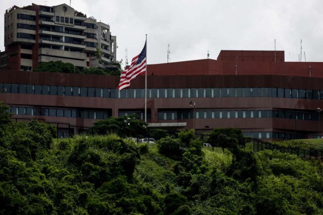 CAR05. CARACAS (VENEZUELA), 28/07/2017. Vista exterior de la embajada de Estados Unidos hoy, viernes 28 de julio de 2017, en Caracas (Venezuela). El canciller de Venezuela, Samuel Moncada, acusó hoy a Estados Unidos de crear deliberadamente alarma en el país con la intención de sembrar el caos, después de que Washington ordenara al personal diplomático y sus familias salir de la nación antes de las elecciones del domingo. EFE/CRISTIAN HERNÁNDEZ