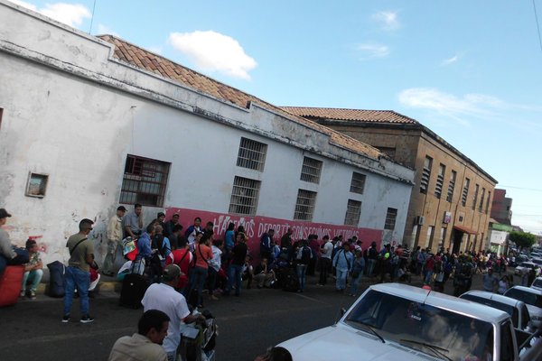 Afluencia de viajeros congestiona puesto de sellado de pasaporte en frontera