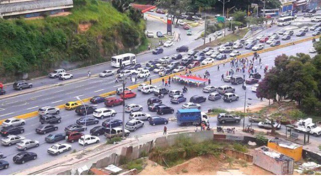 Trancazo en el distribuidor Santa Fe inició antes de la hora #10Jul (Fotos)