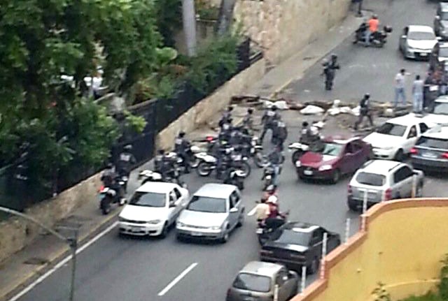 Policía limpia barricadas en Santa Mónica #19Jul (fotos)