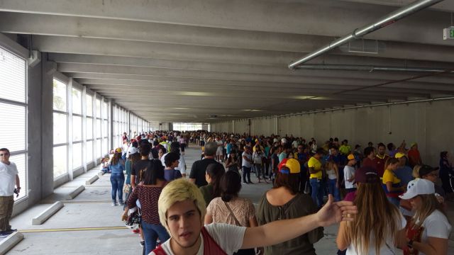 Venezolanos en el Miami Dade College participan en la consulta popular (Foto: @Darwins2010)