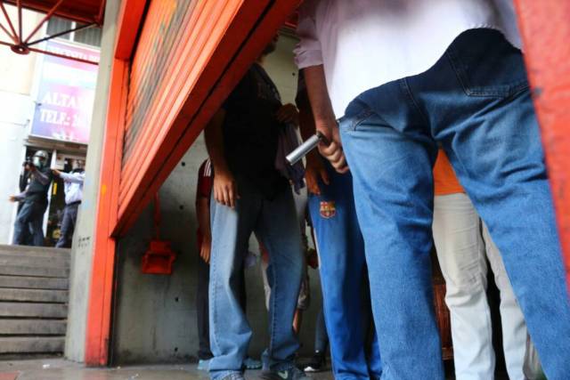 Manifestantes se resguardaron en la estación Altamira del Metro de Caracas (Foto: Will Jiménez / LaPatilla)