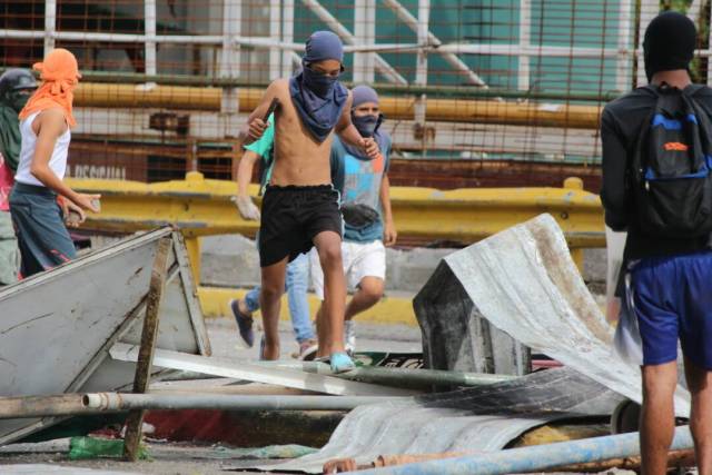 GNB reprime con lacrimógenas trancazo en Altamira y Chacao: La resistencia se mantiene. Foto: Régulo Gómez / LaPatilla.com