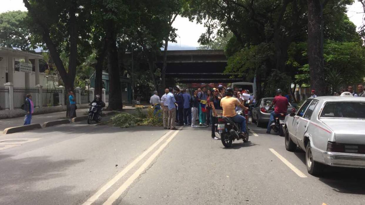 EN VIDEO Así los colectivos de “paz” dispararon para dispersar trancazo en El Paraíso #4Jul