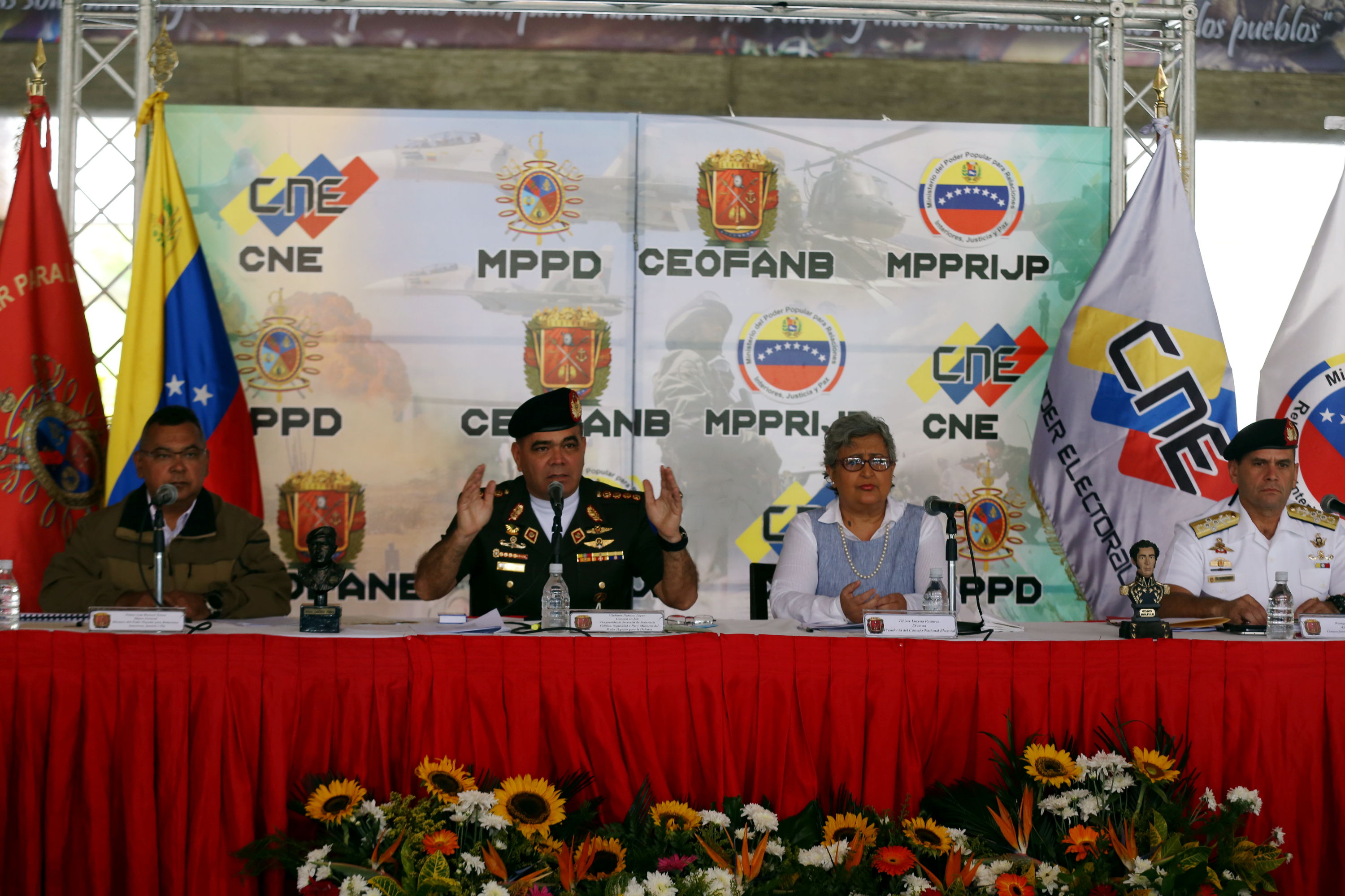 LA FOTO: El acto más civil, la votación, convertido en una pantomima militar para una sola persona