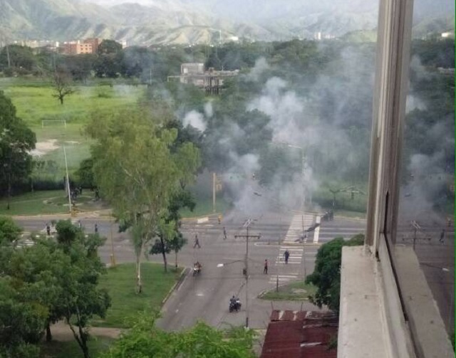 GNB reprime a manifestantes en la UCV de Maracay #20Jul (Fotos)