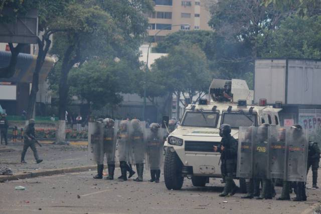 Disparos de lacrimógenas horizontales y demás atrocidades: La represión de la GNB en Bello Campo. Foto: Régulo Gómez / LaPatilla.com