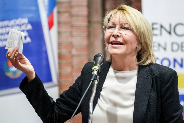 CAR23. CARACAS (VENEZUELA), 06/08/2017.- Luisa Ortega habla durante el foro "Encuentro en defensa de la Constitución" hoy, domingo 6 de agosto de 2017, en Caracas (Venezuela). Luisa Ortega insistió hoy en que sigue siendo la fiscal general de Venezuela y afirmó hoy que su remoción fue ordenada por el Ejecutivo a la recién instalada Asamblea Constituyente, decisión que desconoce porque, a su juicio, el órgano que reescribirá la Carta Magna es "ilegítimo". EFE/MIGUEL GUTIÉRREZ