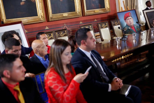 A picture of late Venezuela's President Hugo Chavez is seen during the first session of the national constituent assembly in Caracas, Venezuela August 4, 2017. REUTERS/Carlos Garcia Rawlins