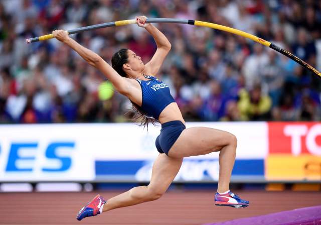 La venezolana Robeilys Peinado obtuvo la medalla de bronce en salto con pértiga, durante el Mundial de Atletismo Londres 2017. REUTERS/Dylan Martinez