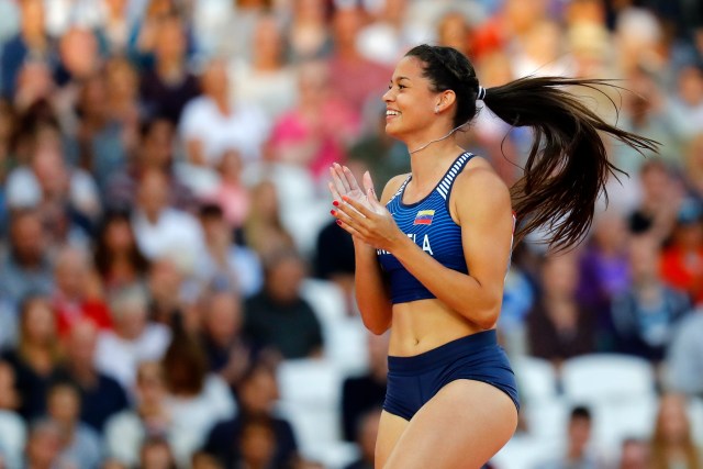 La venezolana Robeilys Peinado obtuvo la medalla de bronce en salto con pértiga, durante el Mundial de Atletismo Londres 2017. REUTERS/Dylan Martinez