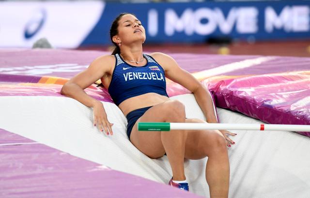 La venezolana Robeilys Peinado obtuvo la medalla de bronce en salto con pértiga, durante el Mundial de Atletismo Londres 2017. REUTERS/Dylan Martinez