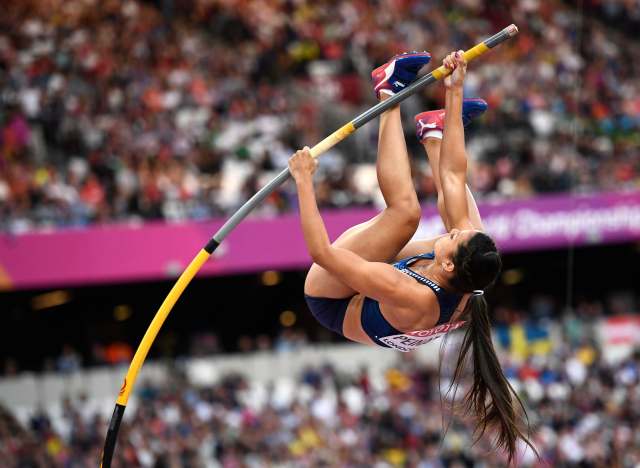 La venezolana Robeilys Peinado obtuvo la medalla de bronce en salto con pértiga, durante el Mundial de Atletismo Londres 2017. REUTERS/Dylan Martinez