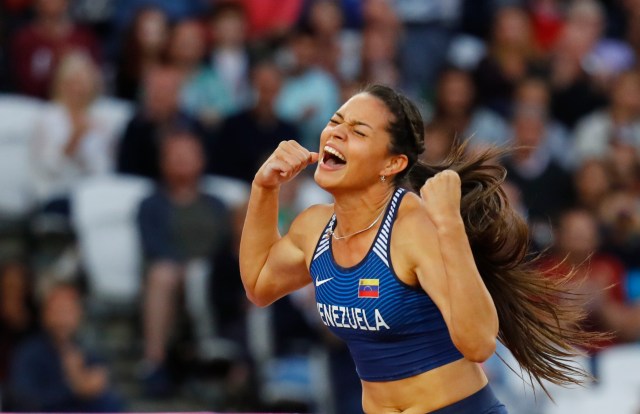 La venezolana Robeilys Peinado obtuvo la medalla de bronce en salto con pértiga, durante el Mundial de Atletismo Londres 2017. REUTERS/Dylan Martinez