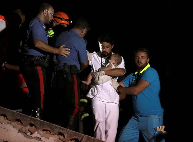 A doctor carries a child after an earthquake hits the island of Ischia, off the coast of Naples, Italy August 22, 2017. REUTERS/Antonio Dilaurenzo NO RESALES. NO ARCHIVE