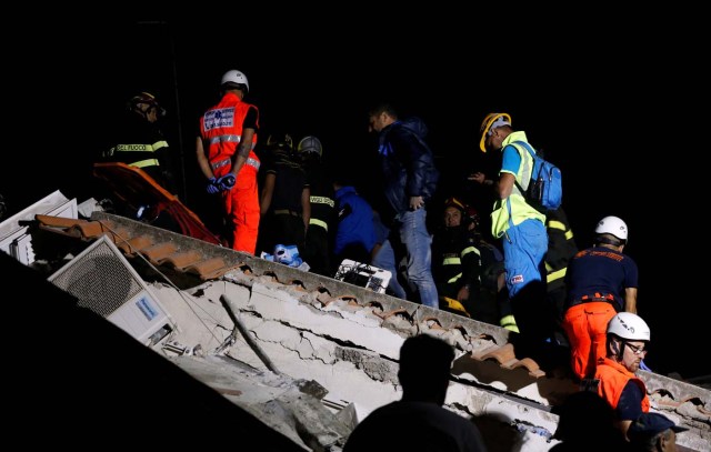 Rescue workers check a collapsed house after an earthquake hits the island of Ischia, off the coast of Naples, Italy August 22, 2017. REUTERS/Ciro De Luca