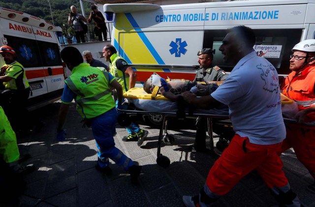 Rescue workers carry a child after an earthquake hit the island of Ischia, in Naples, Italy August 22, 2017. REUTERS/Ciro De Luca