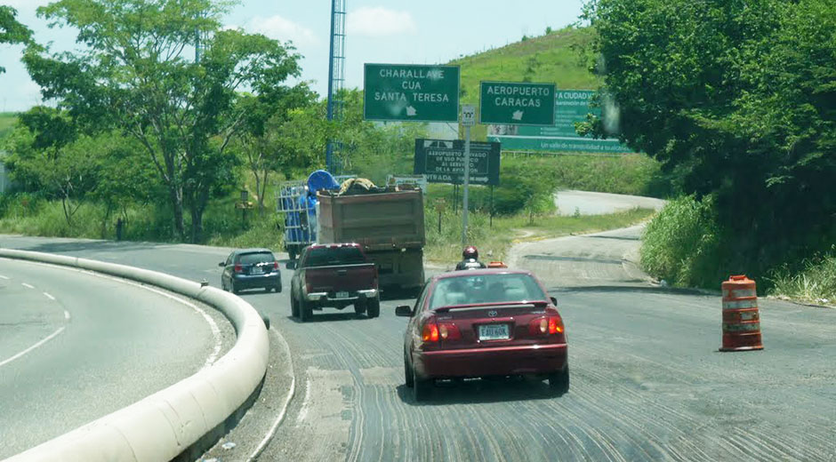 Ladrones roban carro y pierden la vida al estrellarse en el escape