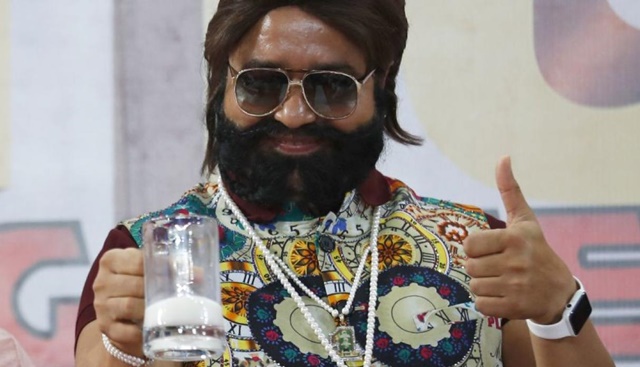 El gurú Gurmeet Ram Rahim Singh, condenado este lunes a 20 años de cárcel por violación, inspira devoción en India, donde decenas de miles de discípulos lo siguen a ciegas. (Foto: AFP)