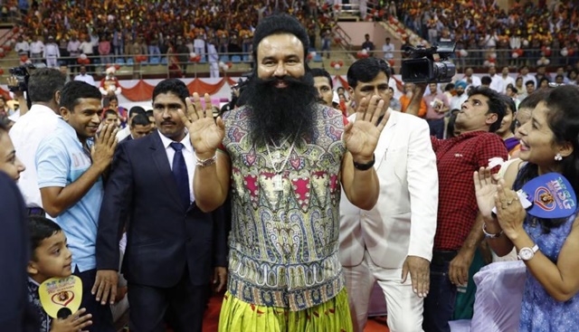 Cuando "pita-ji" ("venerado padre") llega a la ciudad de Sirsa, en el estado de Haryana, los fieles caen rendidos a sus pies llorando para recibir su bendición. (Foto: AFP)