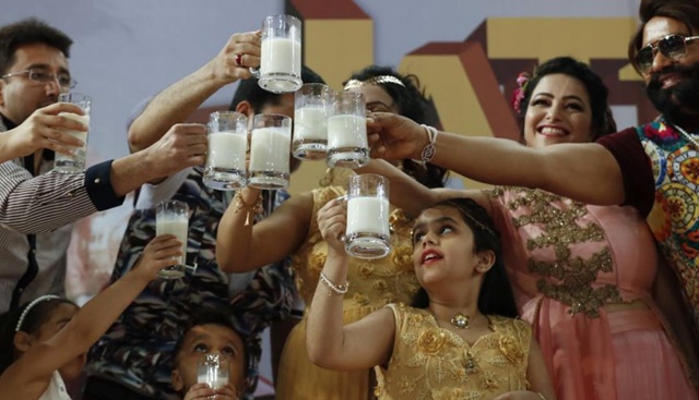 A la cabeza de la secta Dera Sacha Sauda, el gurú desarrolló en los últimos años un imperio comercial, vendiendo productos peculiares, desde medicamentos naturales hasta orina de vaca, un animal considerado sagrado en el hinduismo. (Foto: AFP)