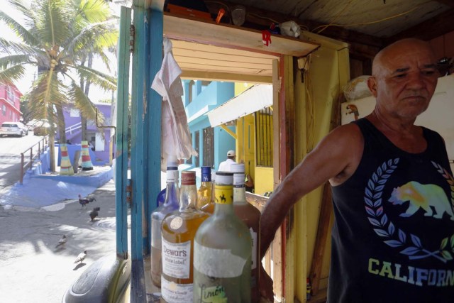 ACOMPAÑA CRÓNICA: P.RICO TURISMO SJ012. SAN JUAN (PUERTO RICO), 26/08/2017.- Fotografía fechada el 18 de agosto de 2017 que muestra a Ángel Daniel, quien atiende el bar La Placita, ubicado en la plaza donde se rodó el videoclip del tema musical "Despacito", en el barrio de La Perla, en San Juan (Puerto Rico). La Perla, uno de los barrios más conocidos de la capital, ha resurgido este año con esplendor tras el remozamiento de 400 casas situadas en el histórico casco del Viejo San Juan y la visita de cientos de curiosos y turistas por el rodaje del vídeo del exitoso tema "Despacito". EFE/Thais Llorca