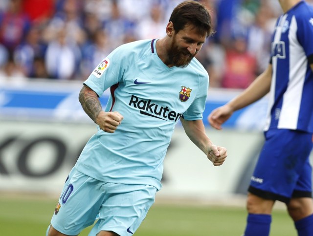 GRA374. VITORIA (ÁLAVA), 26/08/2017.- El delantero argentino del FC Barcelona Lionel Messi celebra su segundo gol y segundo del equipo frente al Deportivo Alavés, durante el partido correspondiente a la segunda jornada de LaLiga Santander que se disputa hoy en el estadio de Mendizorroza. EFE/David Aguilar