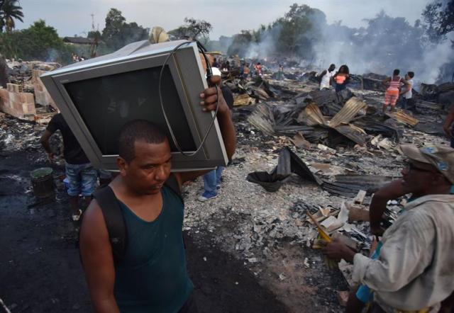 El incendio destruyó cerca de 80 hogares (Foto: EFE)