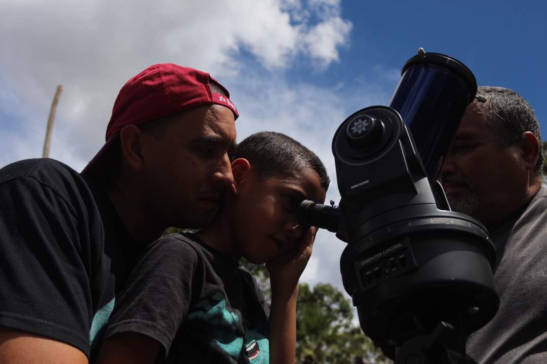 Los caraqueños observaron el eclipse solar en el Parque del Este (FOTOS)