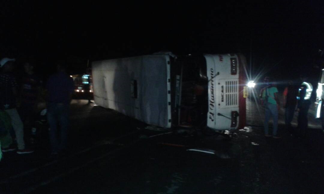 Once lesionados tras volcarse unidad de transporte público en la vía Carora-Barquisimeto