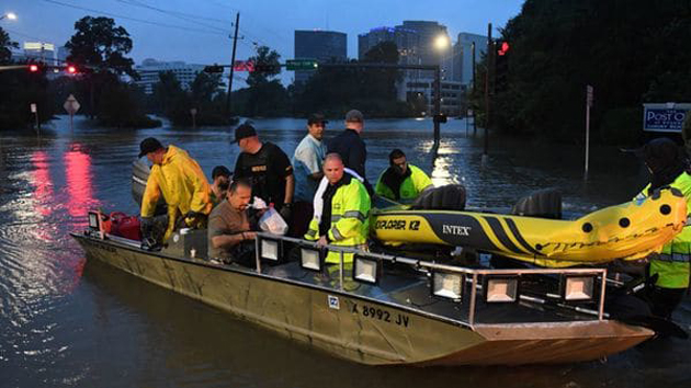 ¡OMG!.. Hallan a una bebé flotando junto al cadáver de su madre tras inundaciones en Texas