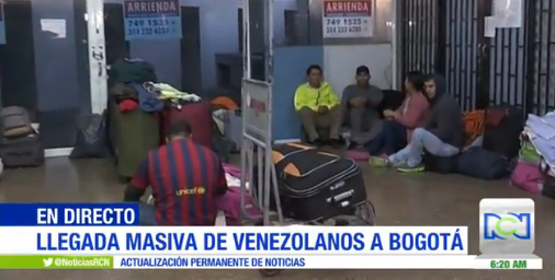 Venezolanos duermen en el terminal de Bogotá