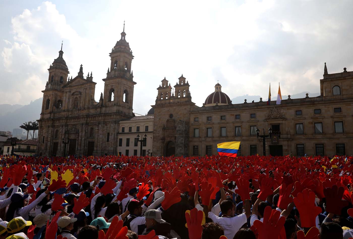 Miles de jóvenes ovacionan al Papa en la Plaza de Bolívar de Bogotá (fotos)